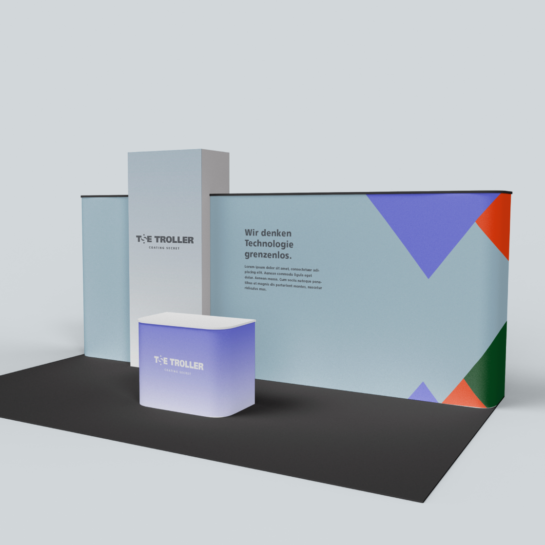 Messestand mit Slogan, Farbflächen und Logo-Elementen in modularer Anordnung.