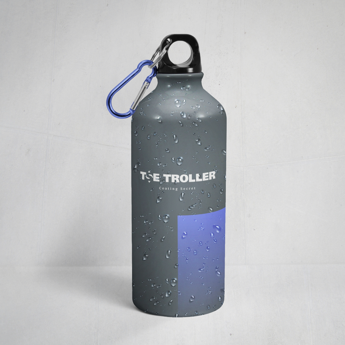 Aluminiumflasche mit Farbverlauf und TSE Troller Logo, Wassertropfen auf Oberfläche.