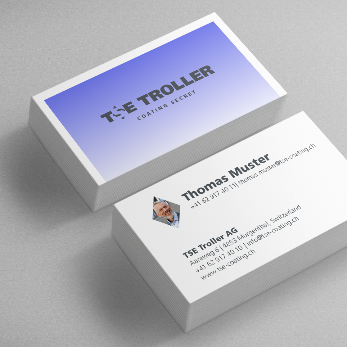 Zwei Visitenkarten mit Logo, Verlauf und Rautenmotiv in neuem Markendesign.