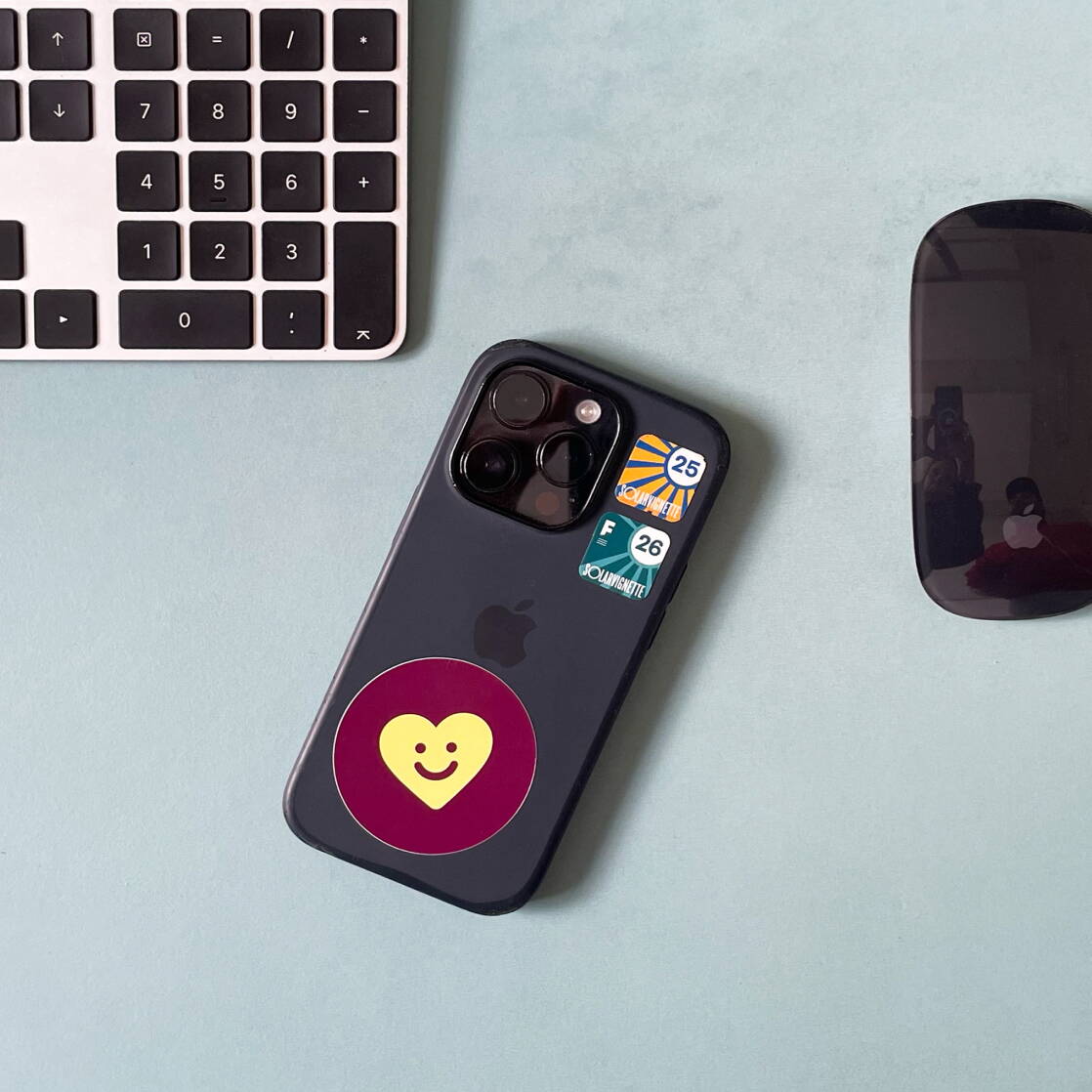 Foto eines Smarphones auf einem Schreibtisch mit Tastatur und Maus.