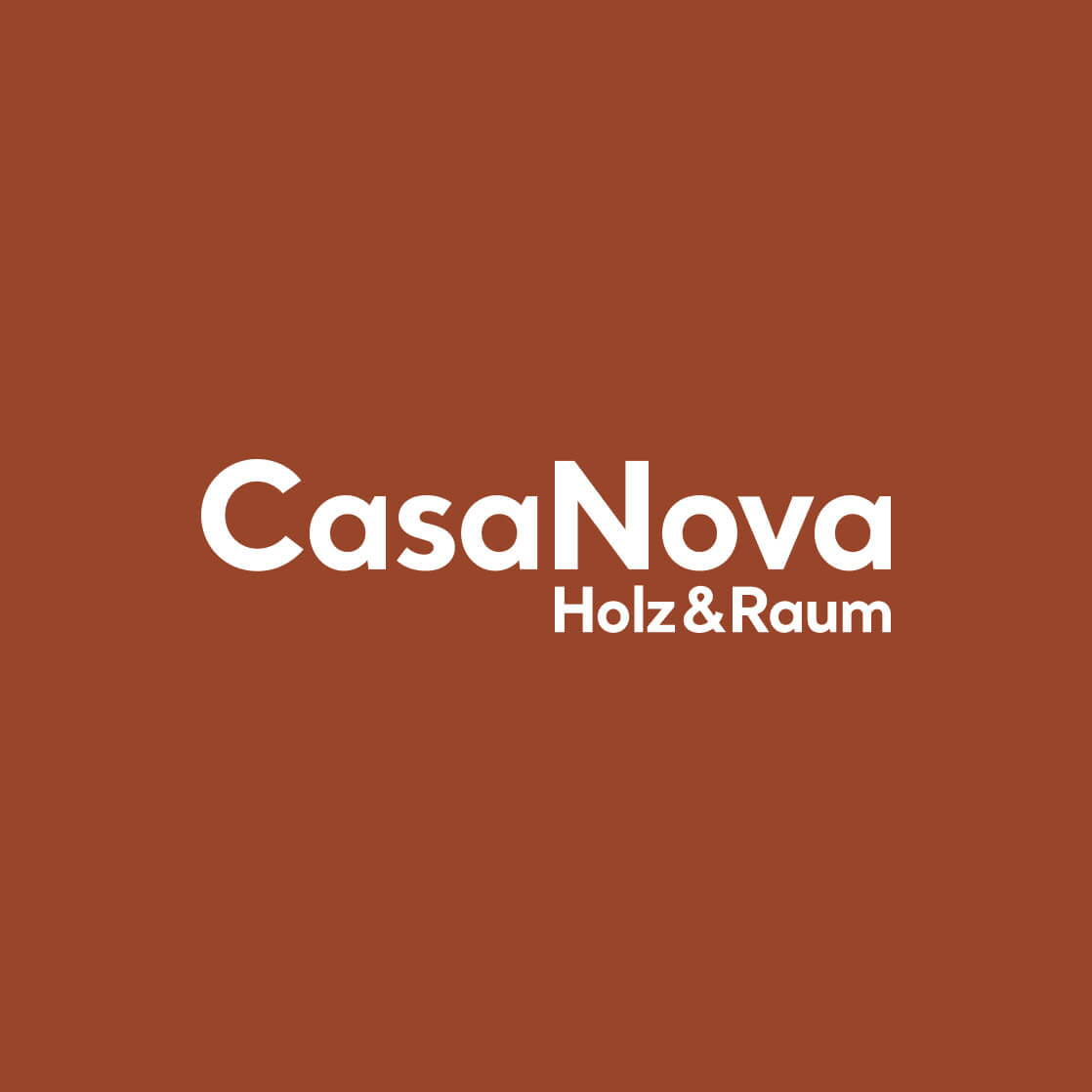 Logo «CasaNova Holz & Raum» in Weiss auf braunem Hintergrund.