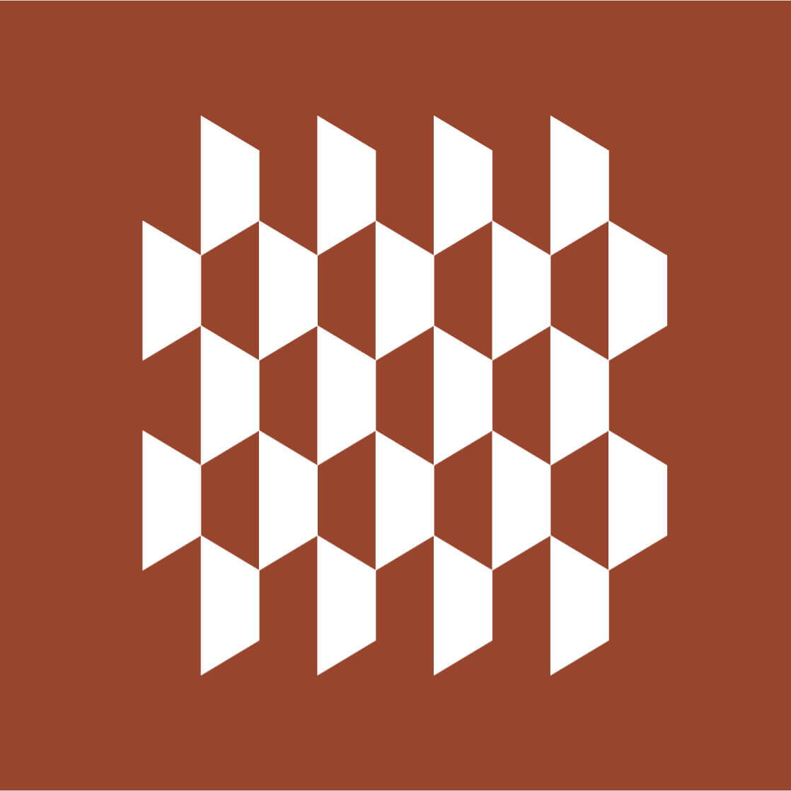 Wiederholendes grafisches Muster aus weissen geometrischen Formen auf braunem Hintergrund.