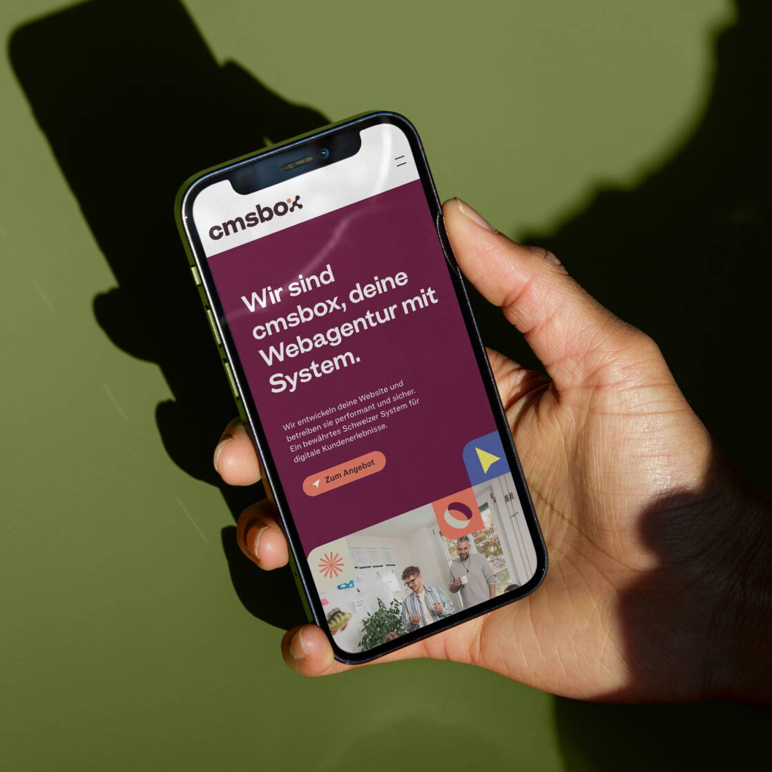 Team-UI-Komponente im cmsbox-Branding mit interaktiven Elementen und Call-to-Action-Button.