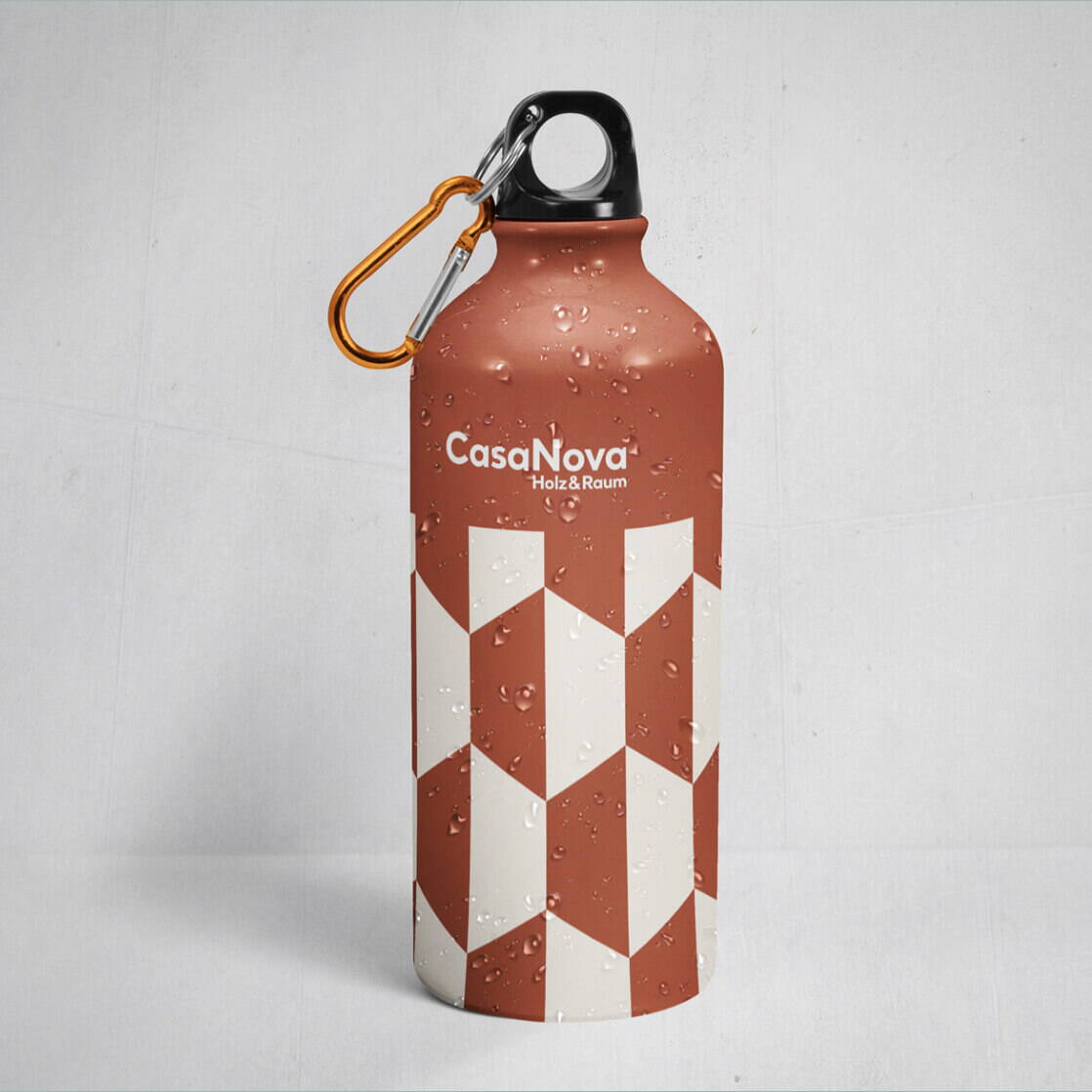 Metall-Trinkflasche mit CasaNova Logo und geometrischem Muster in den Markenfarben, versehen mit Karabinerhaken.