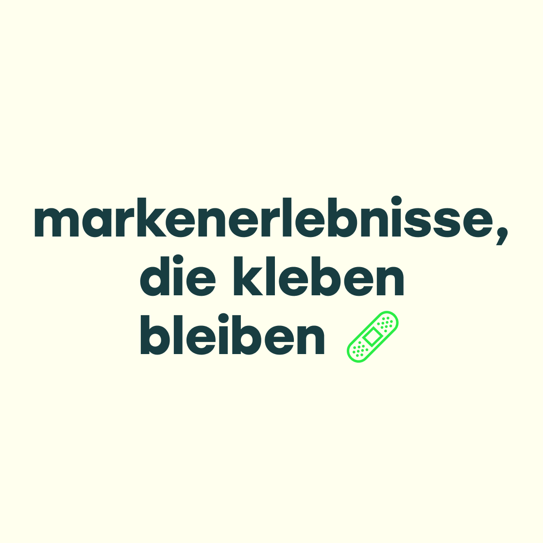 Text „Markenerlebnisse, die kleben bleiben“ in dunkelgrüner Schrift auf hellgelbem Hintergrund mit kleinem grünen Pflaster-Symbol.