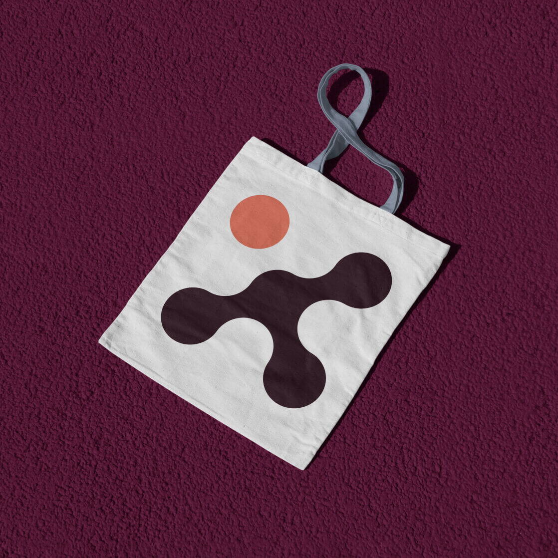 Mockup einer Stofftasche mit cmsbox-Symbol auf violettem Hintergrund.