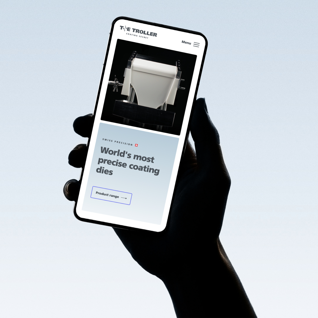 Surfen per Smartphone Smartphone zeigt Startseite der TSE Website mit Produktdarstellung in der Handfläche.