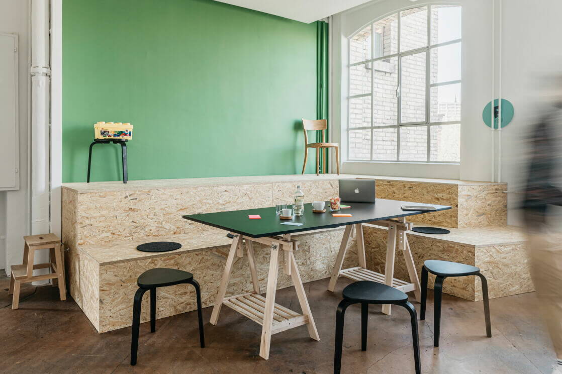 Tribüne und Tisch im Workshopraum Tribüne und Tisch im Workshopraum