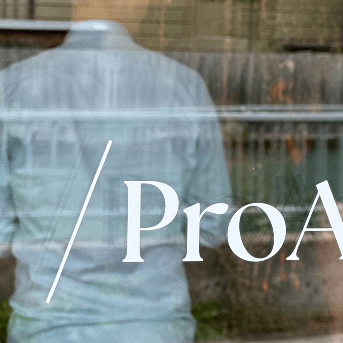 Proact Signaletik Signaletik an Glasscheibe