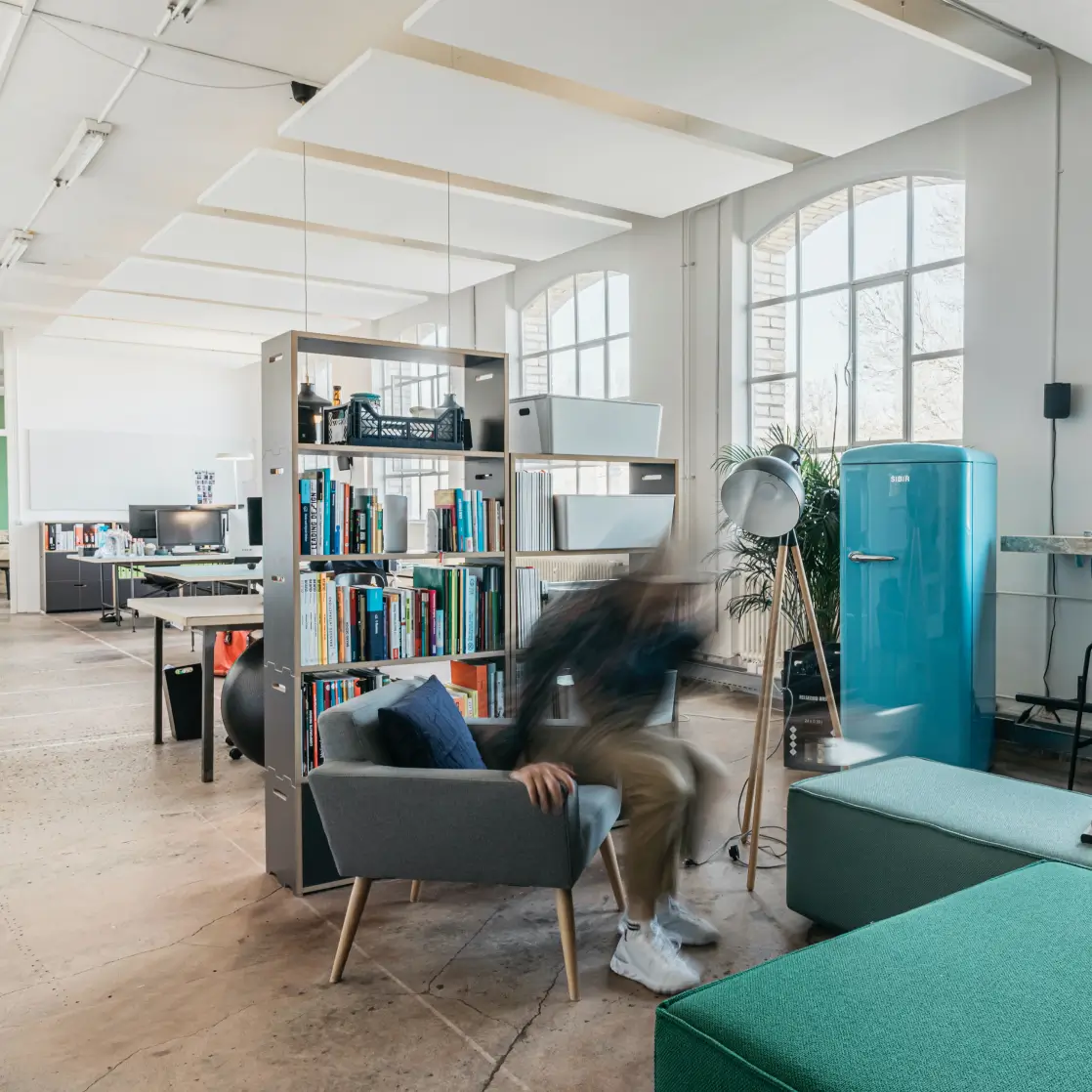 Helles und freundliches Büro von FRESCH Identity