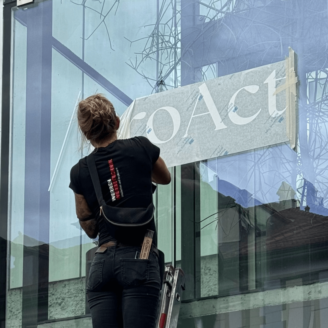 ProAct Bildwelt Was wir digital gestalten, bringt Helen von Werren Werbetechnik aufs Glas.